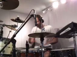 VIDEO: Es uno de los mejores arqueros del mundo y la rompe tocando la batería
