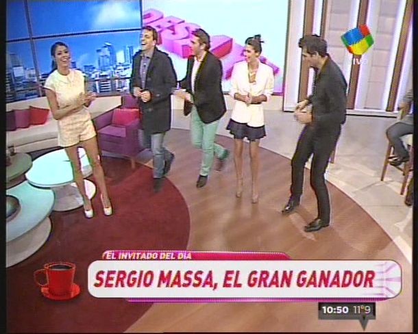 Tras el triunfo, Massa se animó al baile y ensayó uno pasos