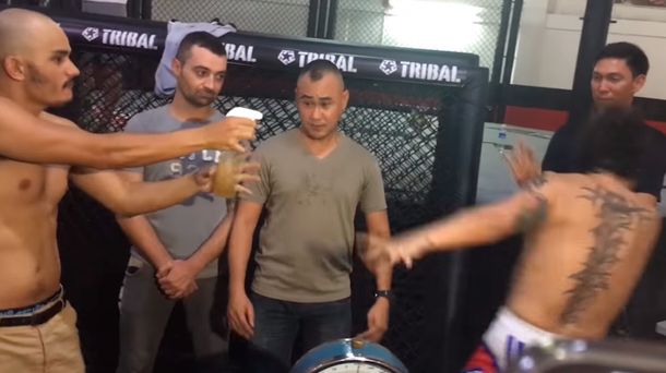 VIDEO: En pleno pesaje, un luchador roció con orina a su rival