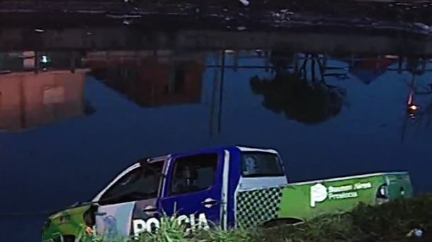 Dos policiales iban en el patrullero
