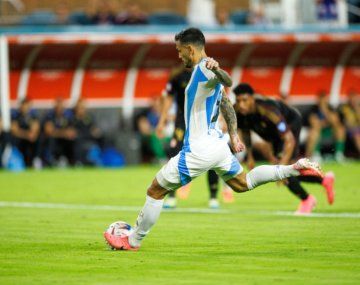 El tremendo gesto de Di María con Paredes en el triunfo ante Perú