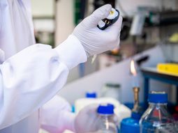 Johnson & Johnson detuvo las pruebas de la vacuna contra el coronavirus por enfermedad de un participante