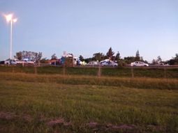 Asesinan a una mujer y balean a su novio policía en el Acceso Oeste