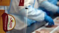 El grupo pasó de faenar alrededor de 700.000 pollos diarios a unos 200.000. El grupo pasó de faenar alrededor de 700.000 pollos diarios a unos 200.000.