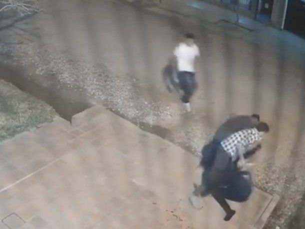 Brutal robo piraña: botellazos, piñas y patadas por un celular y las zapatillas