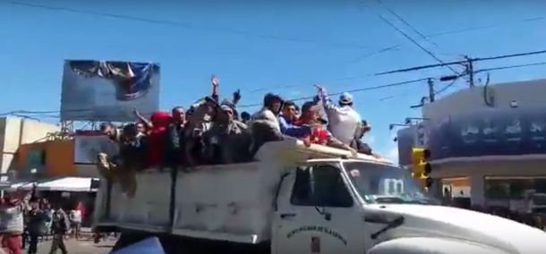 Tras quedar varados en Olavarría, trasladaron a ricoteros en camiones volcadores