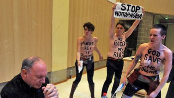 activistas feministas atacan a un arzobispo en topless activistas feministas atacan a un arzobispo en topless