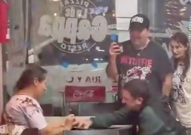 Propuesta de casamiento en plena despedida a Indio Solari.&nbsp;