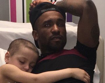 La imagen del delantero junto al pequeño Bradley