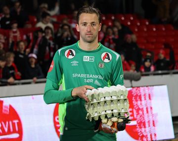 Noruega: un jugador recibió 4 maples de huevos como premio al mejor del partido