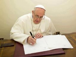 El Papa Francisco escribiendo una carta El Papa Francisco escribiendo una carta