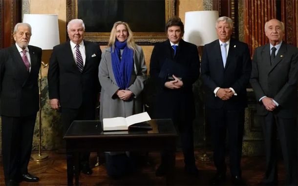Karina y Javier Milei junto a autoridades del Jockey Club de Buenos Aires.