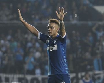El festejo de Lautaro Martínez para el segundo gol de Racing ante Arsenal