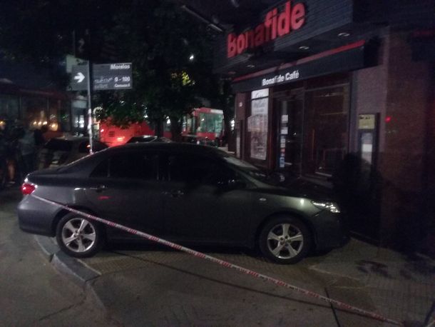 Así quedó el Toyota Corolla incrustado contra el comercio