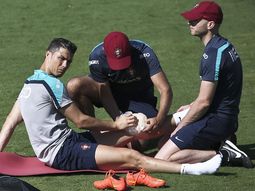 cristiano ronaldo volvio a retirarse de la practica con hielo en su rodilla cristiano ronaldo volvio a retirarse de la practica con hielo en su rodilla