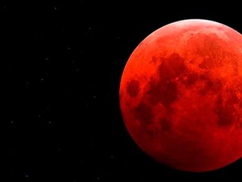 En la noche del domingo se podrá ver una superluna de sangre