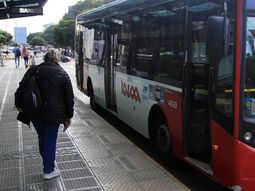 Colectivos con la leyenda Las Islas Malvinas son argentinas Colectivos con la leyenda Las Islas Malvinas son argentinas