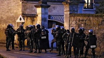 los sospechosos del atentado resisten a los tiros en paris: estan cercados los sospechosos del atentado resisten a los tiros en paris: estan cercados