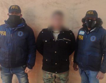 Detuvieron a un policía por robarle el celular a un automovilista que se había quedado dormido