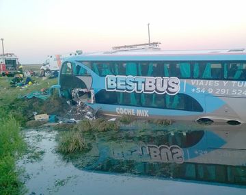 Un micro cayó a un arroyo en la ruta 14: hay tres muertos y 23 heridos