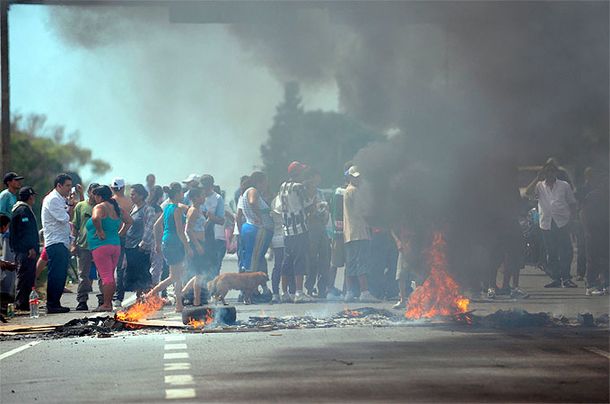 Participaba junto a su hijo de un piquete por falta de luz y lo mataron
