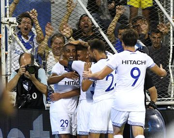Vélez le ganó a Estudiantes en la vuelta del fútbol local
