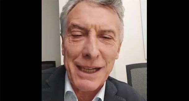Macri no puede hablar 10 segundos sin equivocarse: quiero desearles un abrazo muy grande