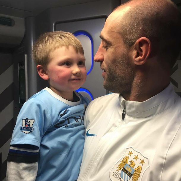 VIDEO: Zabaleta se reencontró con Callum, el Mini Zaba, en su despedida del Manchester City