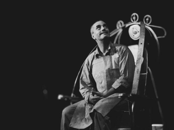 Adrián Navarro: su nuevo espectáculo crítico con el capitalismo, ¿y con Javier Milei?