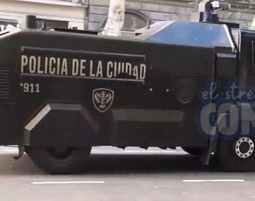 Grave: un camión hidrante de la Policía de la Ciudad avanzó al grito de vengan