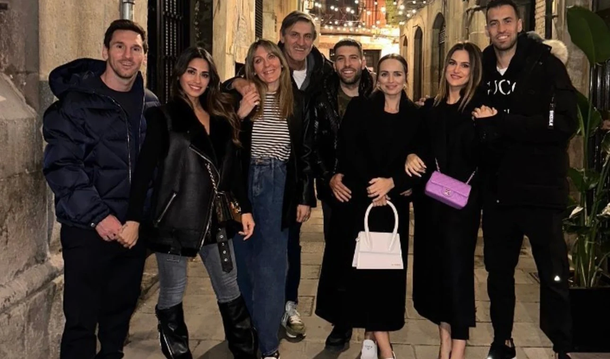 Lo siguen presionando: así fue la salida de Messi de un restaurante en Barcelona