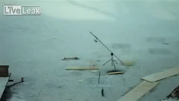 Pescaba en el hielo y un pez se escapó con caña y todo