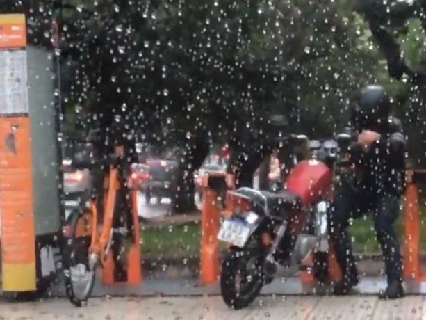 Quiso estacionar su moto en una estación de Ecobici y se viralizó