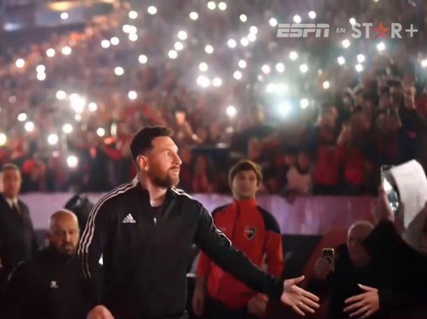 El emocionante canto de cumpleaños a Messi en la cancha de Newells