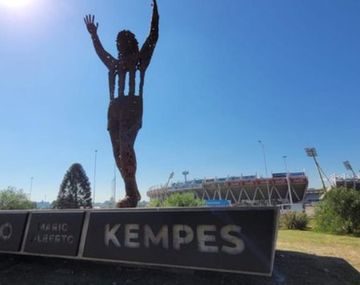 Inauguraron una estatua de 8