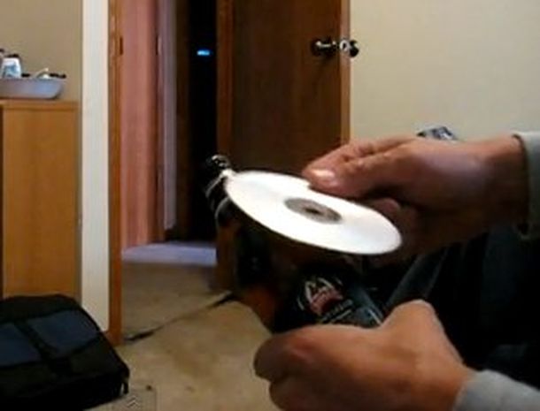 ¿Cómo abrir una botella de cerveza con un CD sin romperlo?