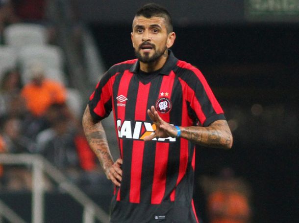 El volante juega desde mitad de 2016 en Brasil