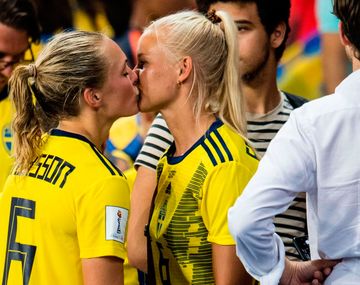 El beso que emociona al Mundial de Fútbol femenino
