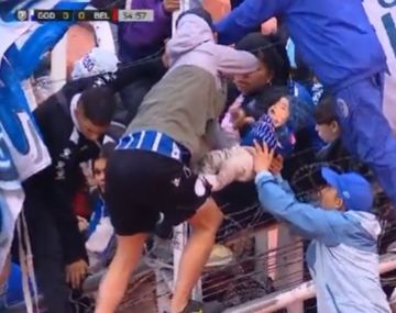 La imagen más triste en Godoy Cruz vs Belgrano: así sacaban a un bebé