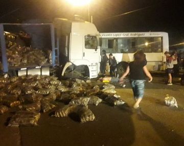 Murieron dos personas por el choque entre un colectivo y un camión en Moreno