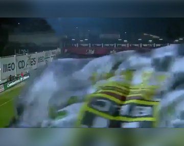Una bandera tapa el VAR pero el árbitro igual convalidó la jugada
