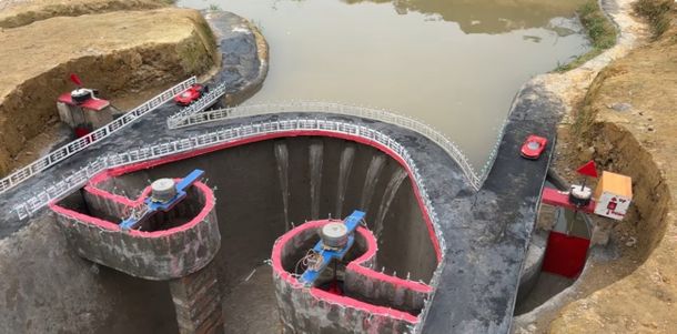 Un youtuber construyó una central hidroeléctrica en el arroyo de su casa y genera energía para su casa