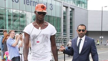 el insolito percance de balotelli al intentar escapar de sus fans el insolito percance de balotelli al intentar escapar de sus fans