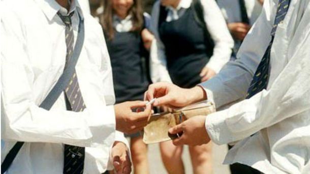 Detuvieron a un joven que vendía droga a la salida de una escuela en Magdalena