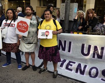 Los hombres protestan con polleras marcharon contra la violencia de género