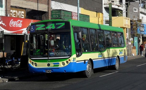 Asaltó un colectivo, golpeó con un arma a un pasajero y una policía lo mató