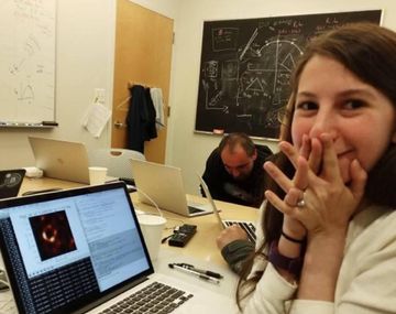 Pura emoción: la foto que opacó a la primera imagen de un agujero negro