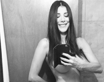 Provocadora: Andrea Rincón se desnuda y se tapa con sólo un celular