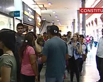 Desde hace más de dos días que hacen cola en Constitución para conseguir pasajes de tren.