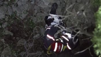 Los bomberos rescatan un perro que cayó en una cueva en Castellón. Los bomberos rescatan un perro que cayó en una cueva en Castellón.